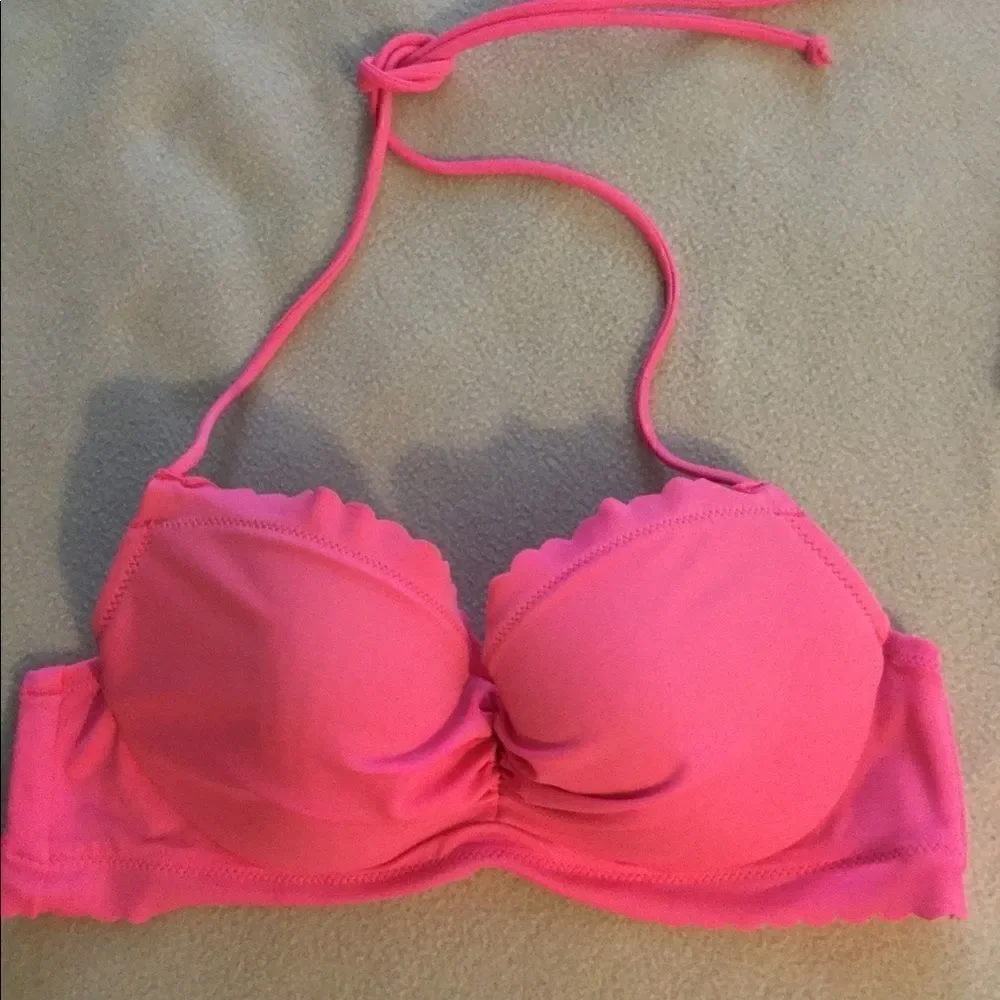 Victoria’s Secret 32B Getaway Halter bikini top